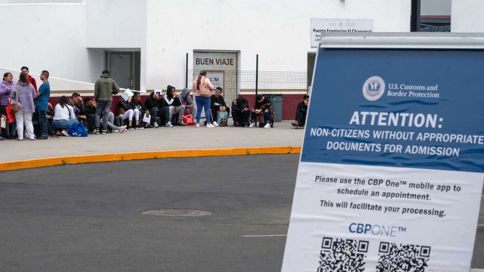 Supreme Court lets Trump turn away asylum seekers at the border