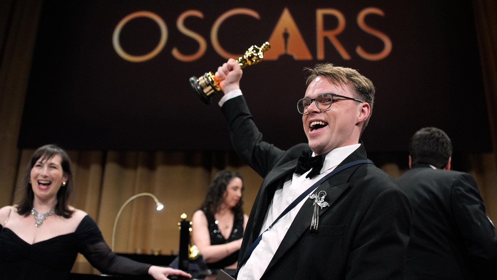 An Oscar is lost, then found, after director forced to check it on a flight out of JFK  abcnews.com