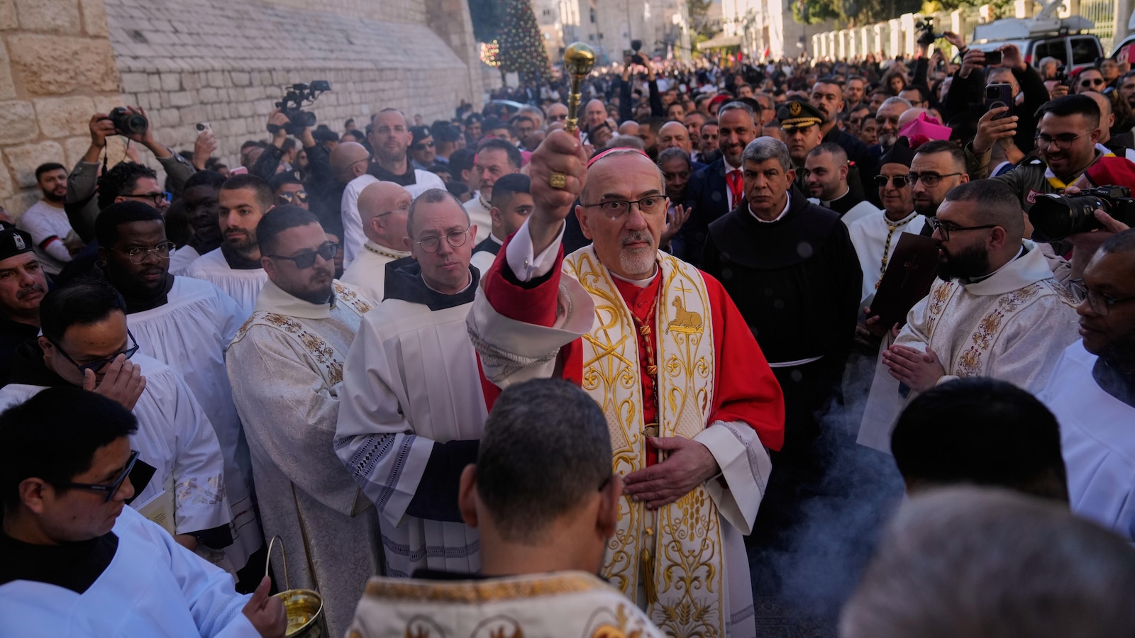 Хиляди се стекоха във Витлеем, за да съживят коледния дух след 2 години война в Газа