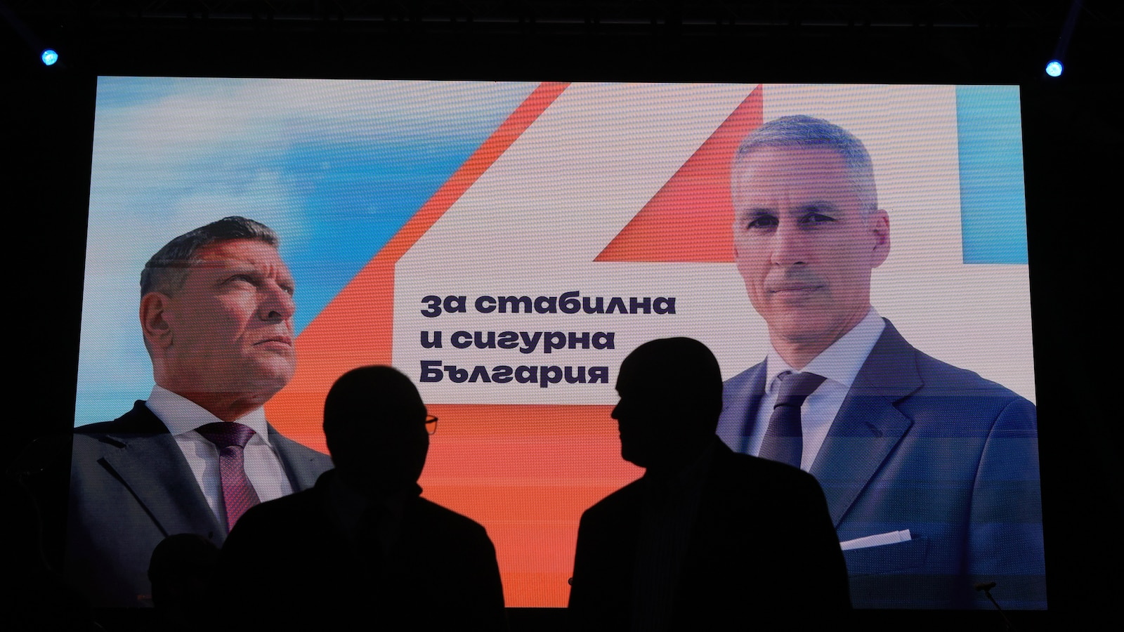 Отварят се урните за президентски избори в България, доминирани от икономическите трудности и войната в Украйна