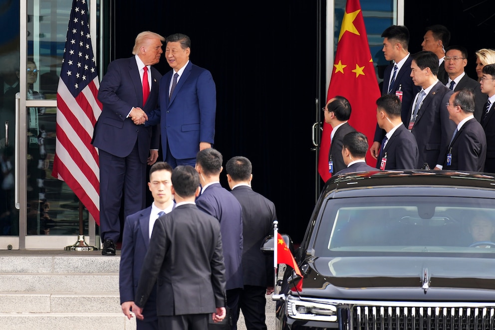 PHOTO: U.S. Donald Trump Meets With China's President Xi In South Korea