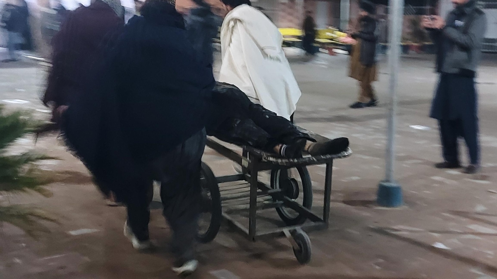 Атентатор самоубиец се насочи към сватбена церемония в северозападен Пакистан, уби 7, рани 25