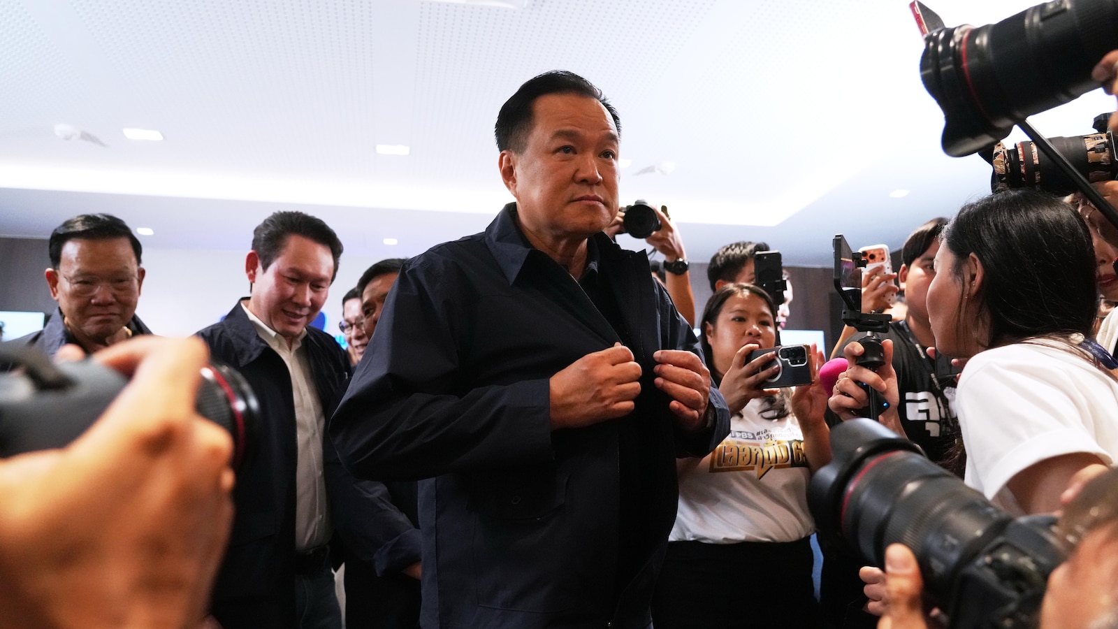 Партията Bhumjaithai на премиера Анутин Чарнвиракул е на път да