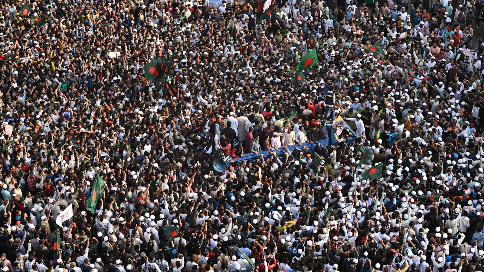 Погребението на убития бангладешки активист привлече стотици хиляди