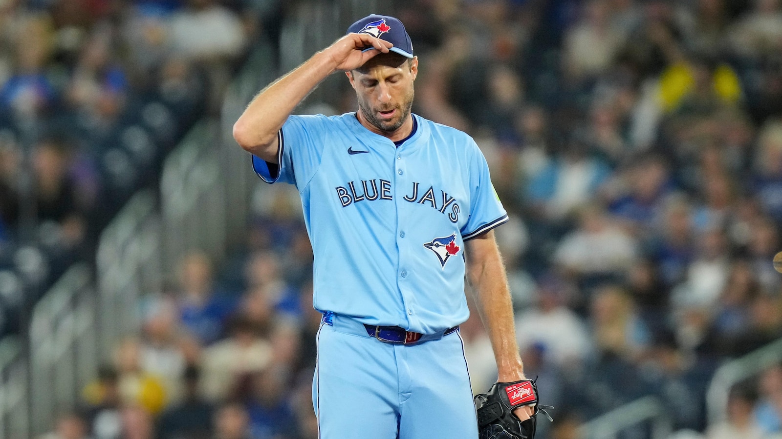 Crochet pitches 8 sharp innings, Yoshida and Narváez homer as Red Sox beat slumping Blue Jays 7-1