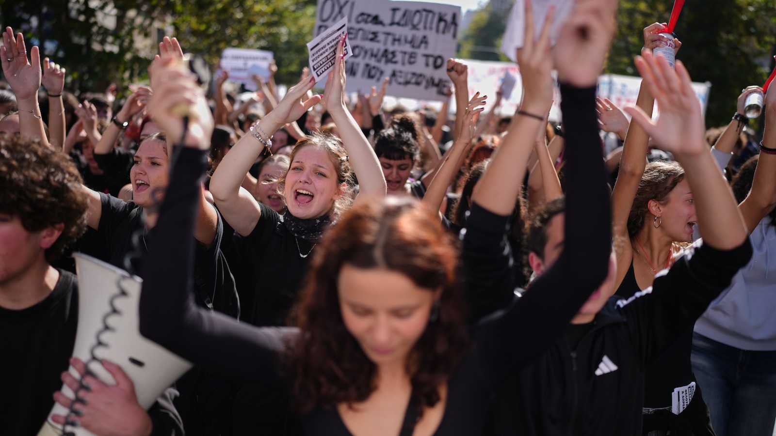Студенти и учители маршируват през гръцката столица, за да протестират срещу разходите за живот