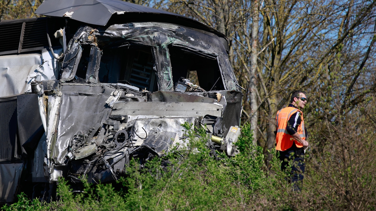 French train driver killed, 16 injured in a railway crossing crash