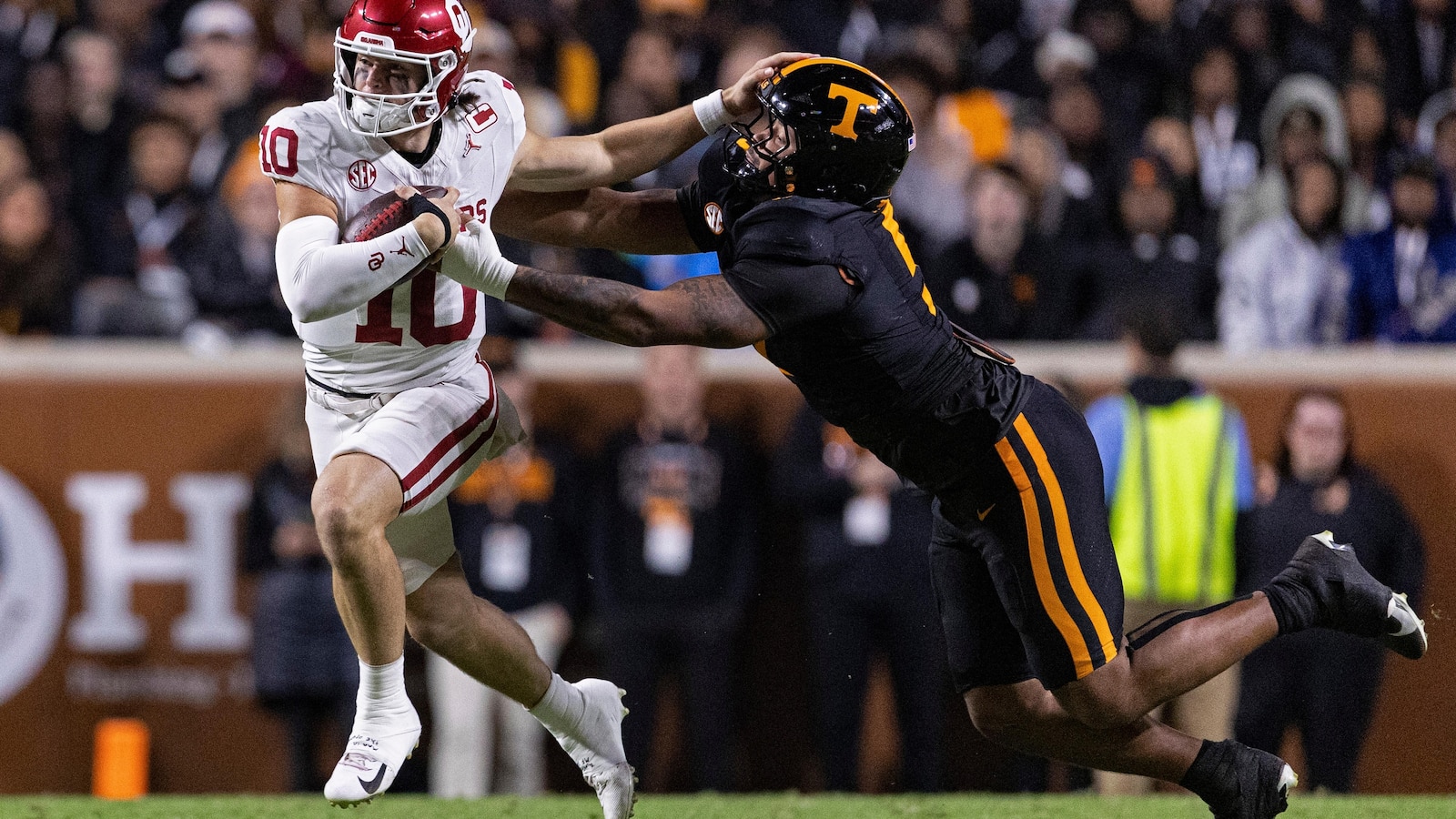 Oklahoma Upsets No. 14 Tennessee 33-27
