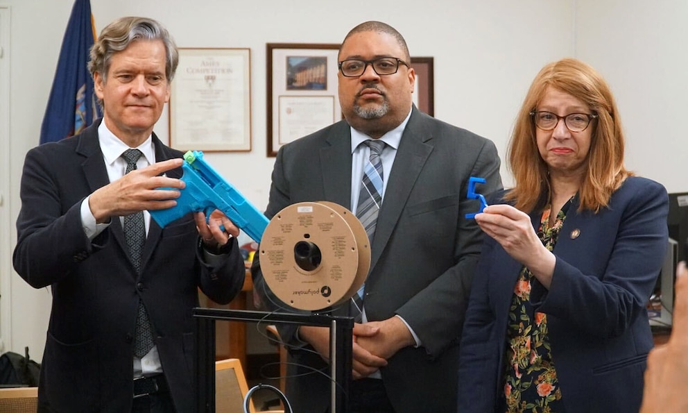 PHOTO: US-NEWS-NY-GUN-KITS-BILL-NY