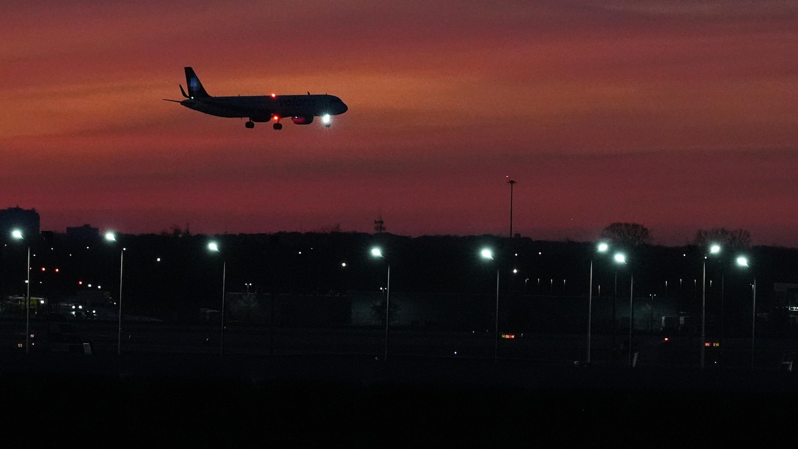 FAA says flight cuts will stay at 6% because more air traffic controllers are coming to work