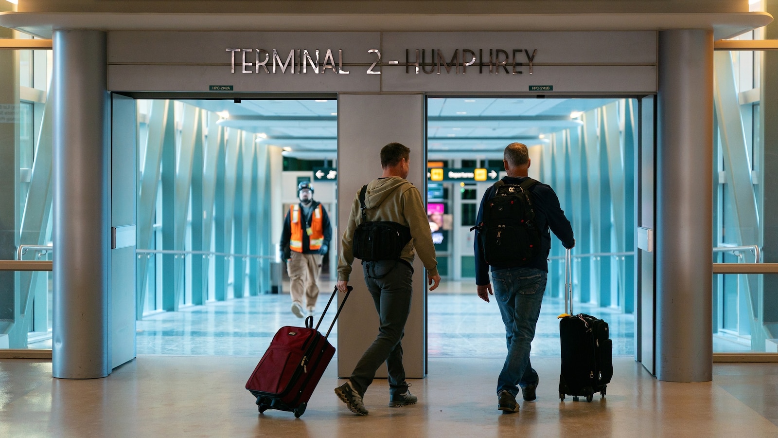Flights grounded throughout Midwest after temporary outage at Minnesota air traffic control facility: FAA