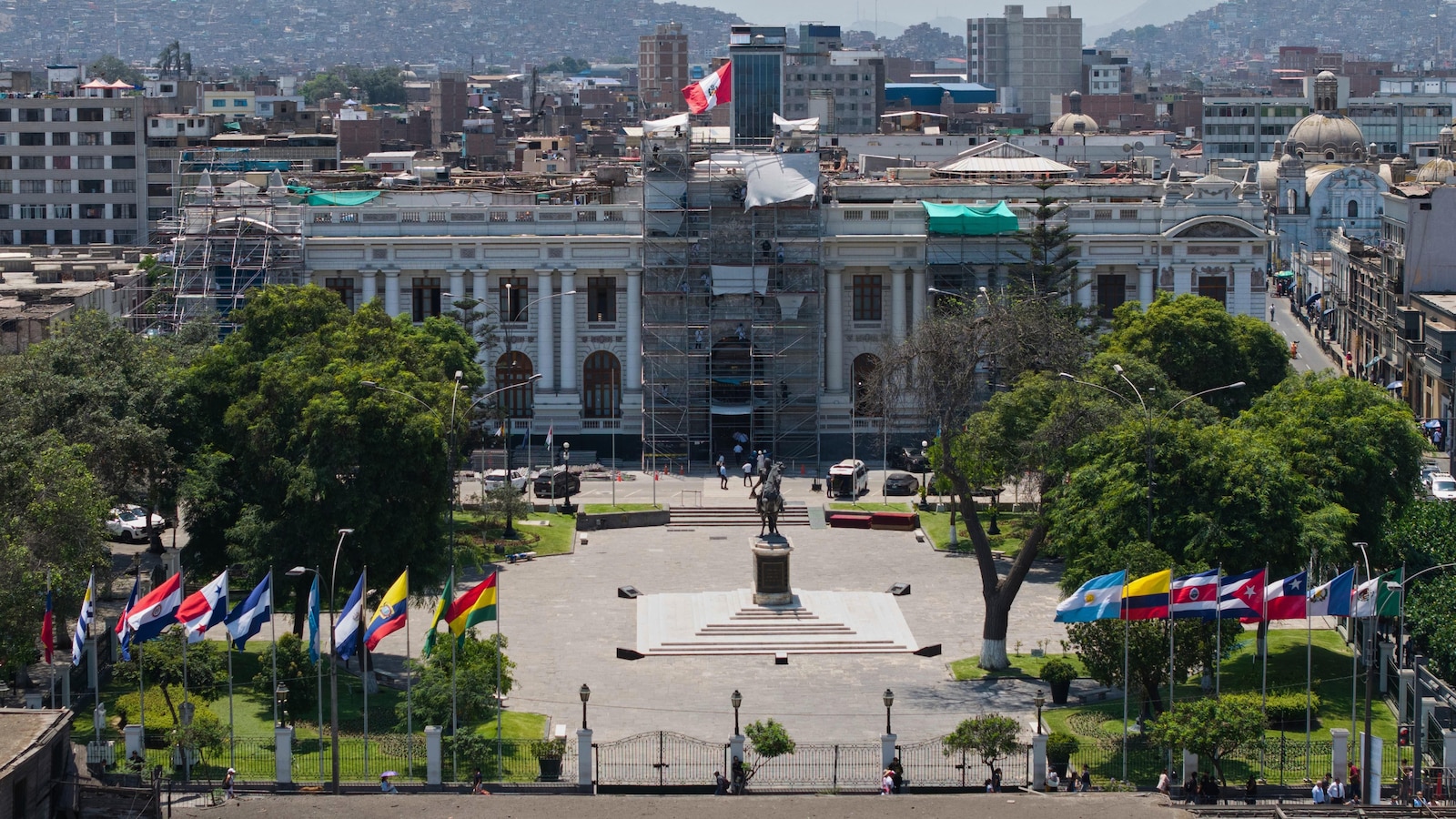 Конгресът на Перу предприема действия за отстраняване на временния президент