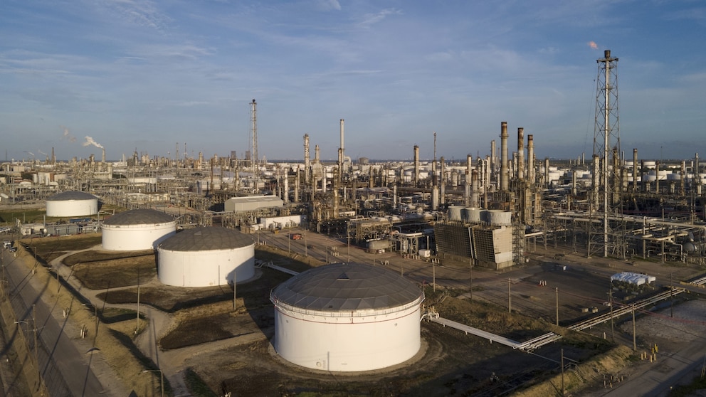 NextImg:Chemical release at Texas City refinery prompts shelter-in-place for some residents