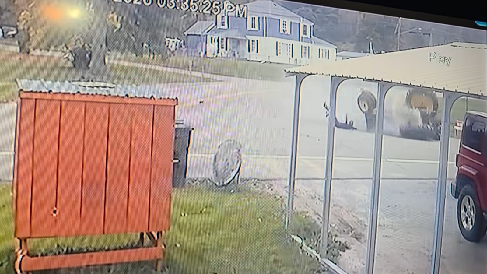 More than a dozen people were injured when a tractor pulling a hayride overturned in upstate New York, authorities said. ▻