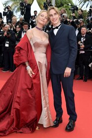 Uma Thurman Hits Cannes Red Carpet With Son Levon Hawke See The Photos 