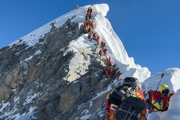 https://i.abcnewsfe.com/a/cd950ca2-68b9-44cc-88e2-a4d313b2e68c/mount-everest-sherpa-rescue-three-gty-bh-260604_1780579548385_hpEmbed_3x2.jpg?w=750