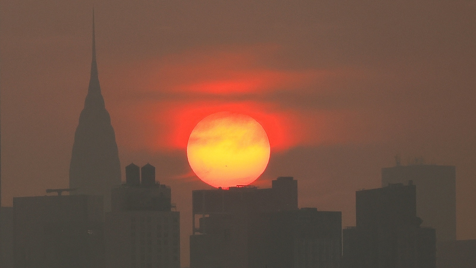 Cities warn of unhealthy air as Canadian wildfires bring smoke to Midwest, Northeast