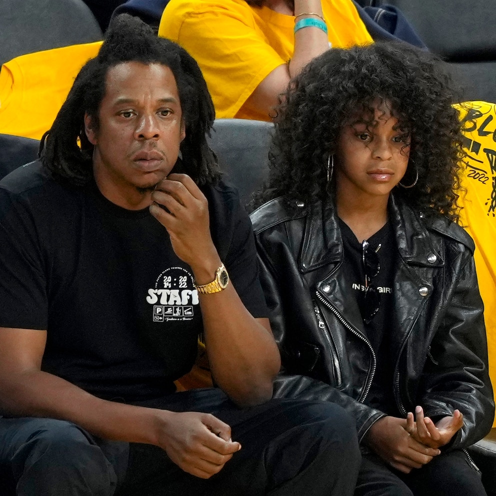 Beyonce and Jay-Z's daughter Blue Ivy bids over $80,000 at 2022 Wearable  Art Gala - Good Morning America