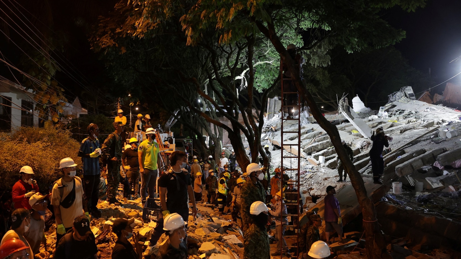 Crowds cheered as a kitten was rescued from the rubble of a collapsed building in Pereira, Colombia on Tuesday.
 
Active rescue operations continued in western 