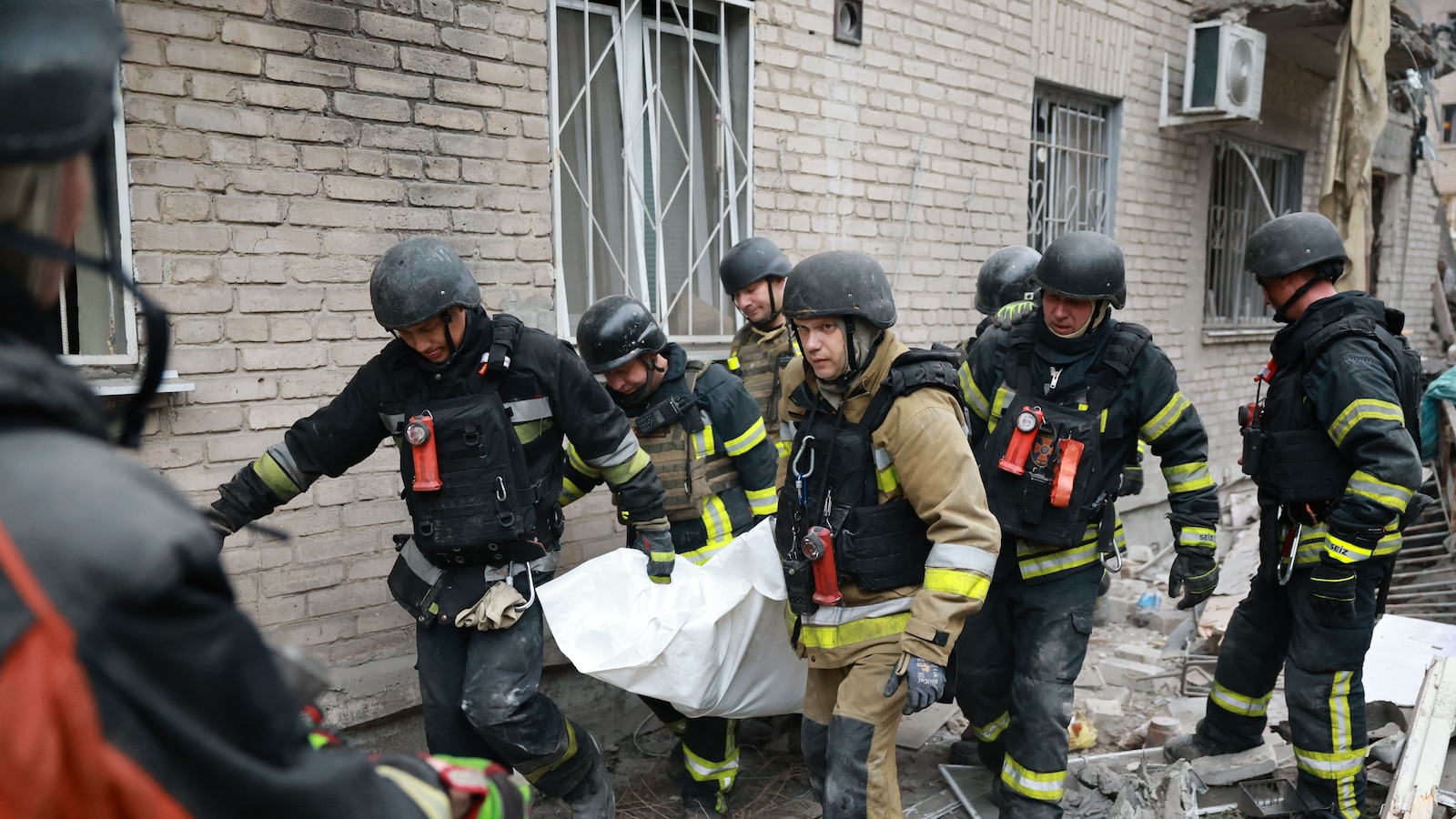 Руски атаки убиха 7 в Украйна, след като Тръмп сключи дизелова сделка с Путин