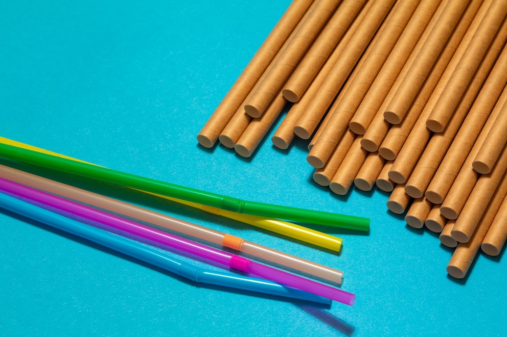 PHOTO: Plastic and paper straws in an undated photo.