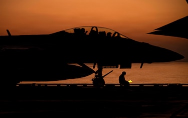 یک فروند هواپیمای F/A-18E سوپرهورنت در حال آماده‌سازی برای پرواز از عرشه ناو هواپیمابر USS Abraham Lincoln در دریای عرب، ۱۵ فوریه ۲۰۲۶.