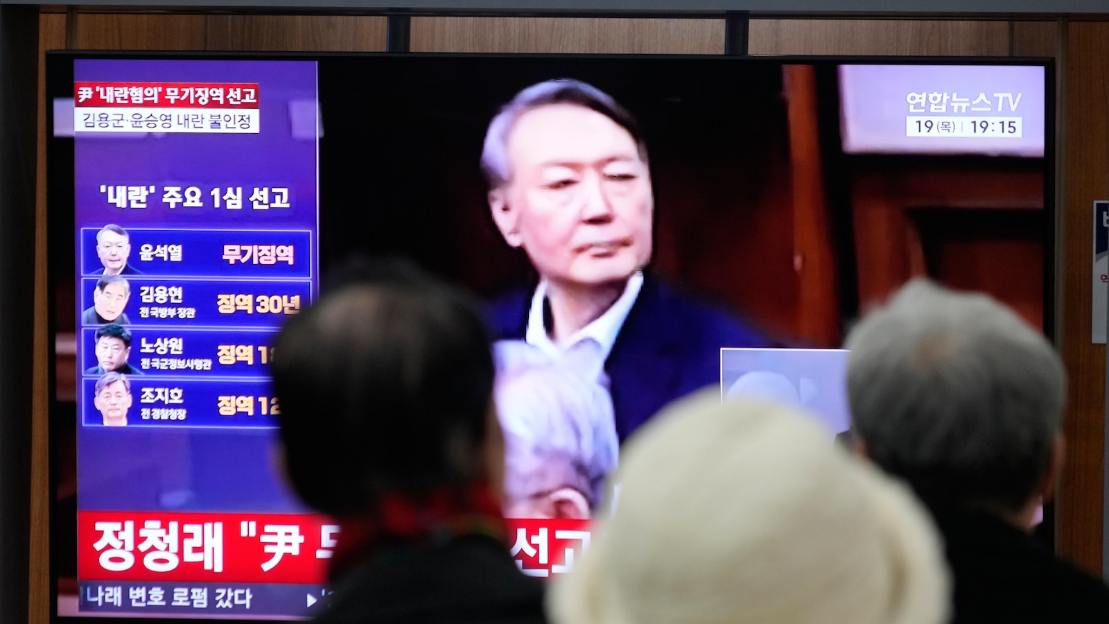 Сваленият южнокорейски президент Юн Сук Йол в петък остана непокорен