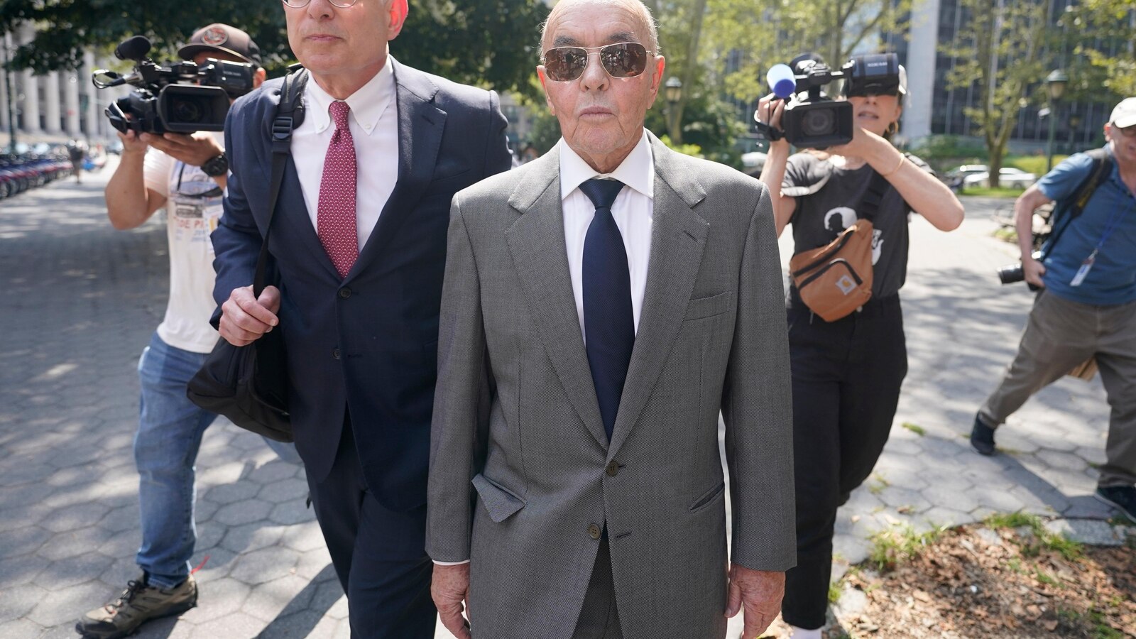  British billionaire Joe Lewis may dodge prison time at his sentencing for insider trading