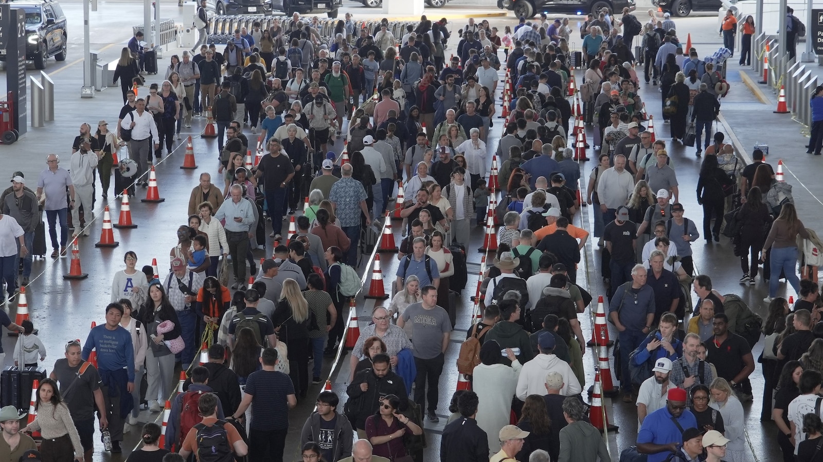 Trump says he'll sign order directing DHS to pay TSA workers as shutdown drags on