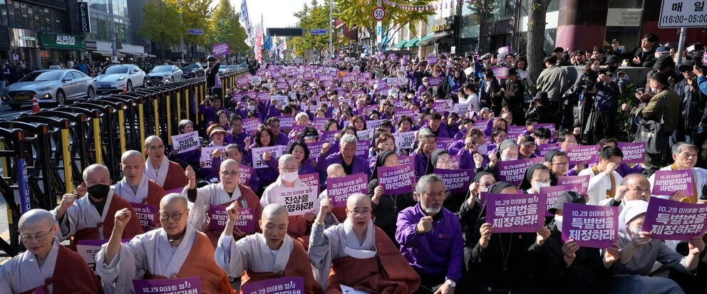 Опечалените роднини на жертвите на миналогодишната опустошителна катастрофа на Хелоуин