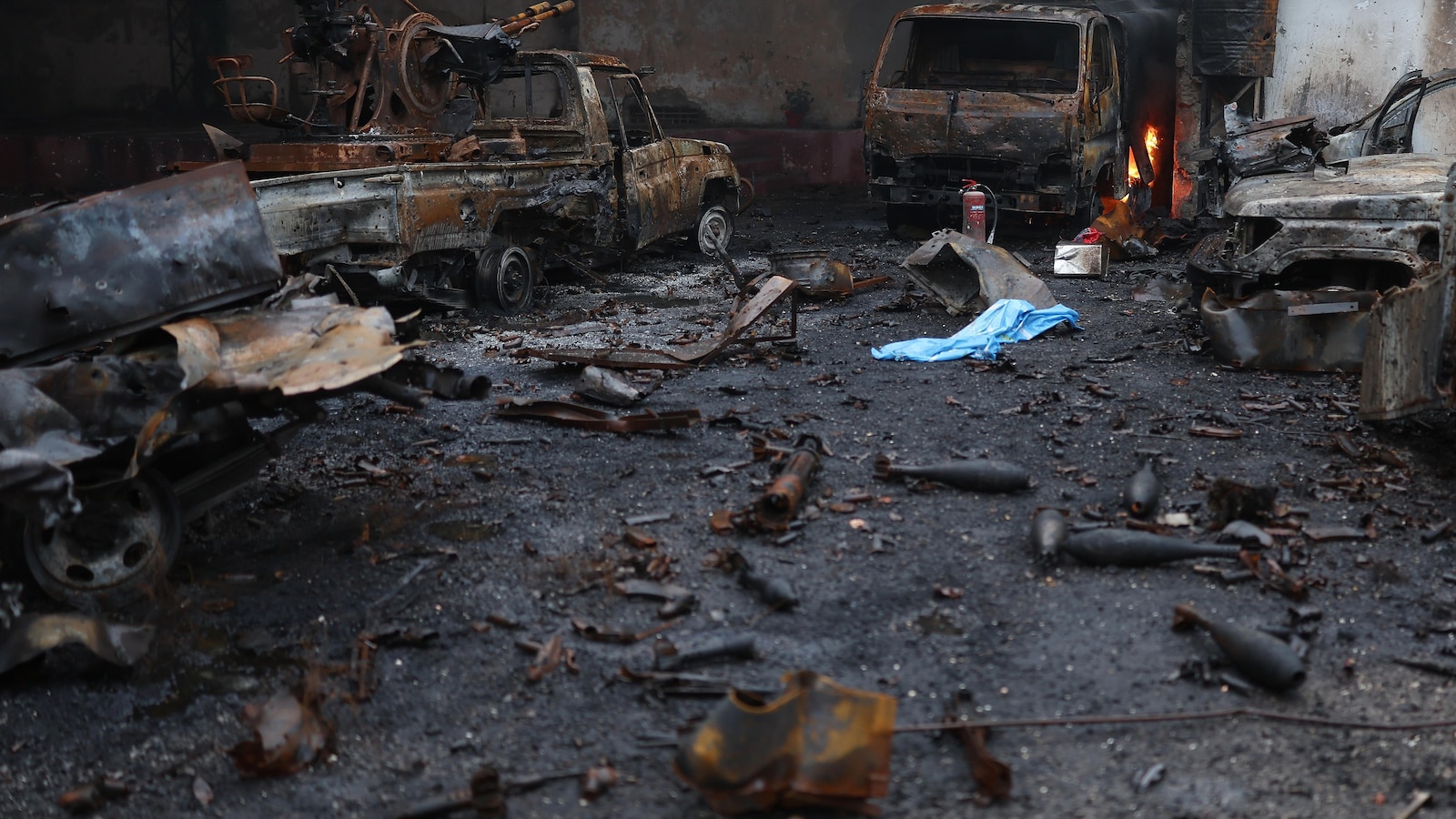 Първи реагиращи навлизат в опустошения квартал на Алепо след дни на смъртоносни боеве