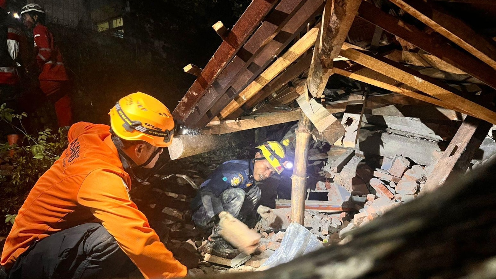 لقي شخصان مصرعهما وفقد 21 آخرون في انهيار أرضي في جزيرة جاوة بإندونيسيا لقي شخصان مصرعهما وفقد 21 آخرون في انهيار أرضي في جزيرة جاوة بإندونيسيا