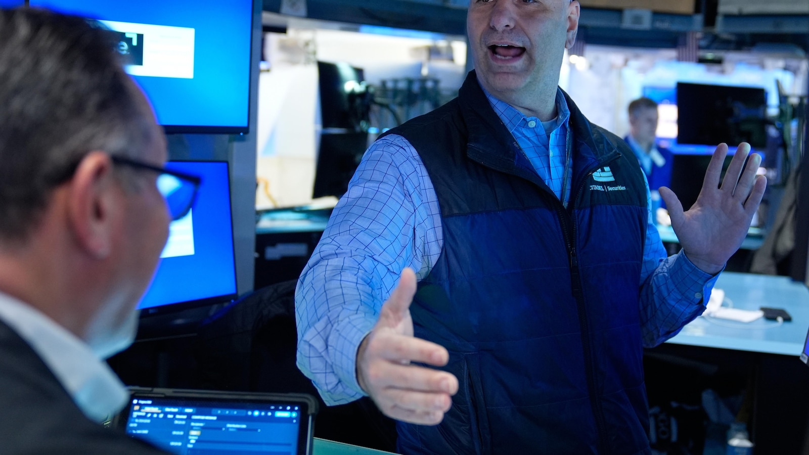 US stocks climb again, even as oil prices get back to rising