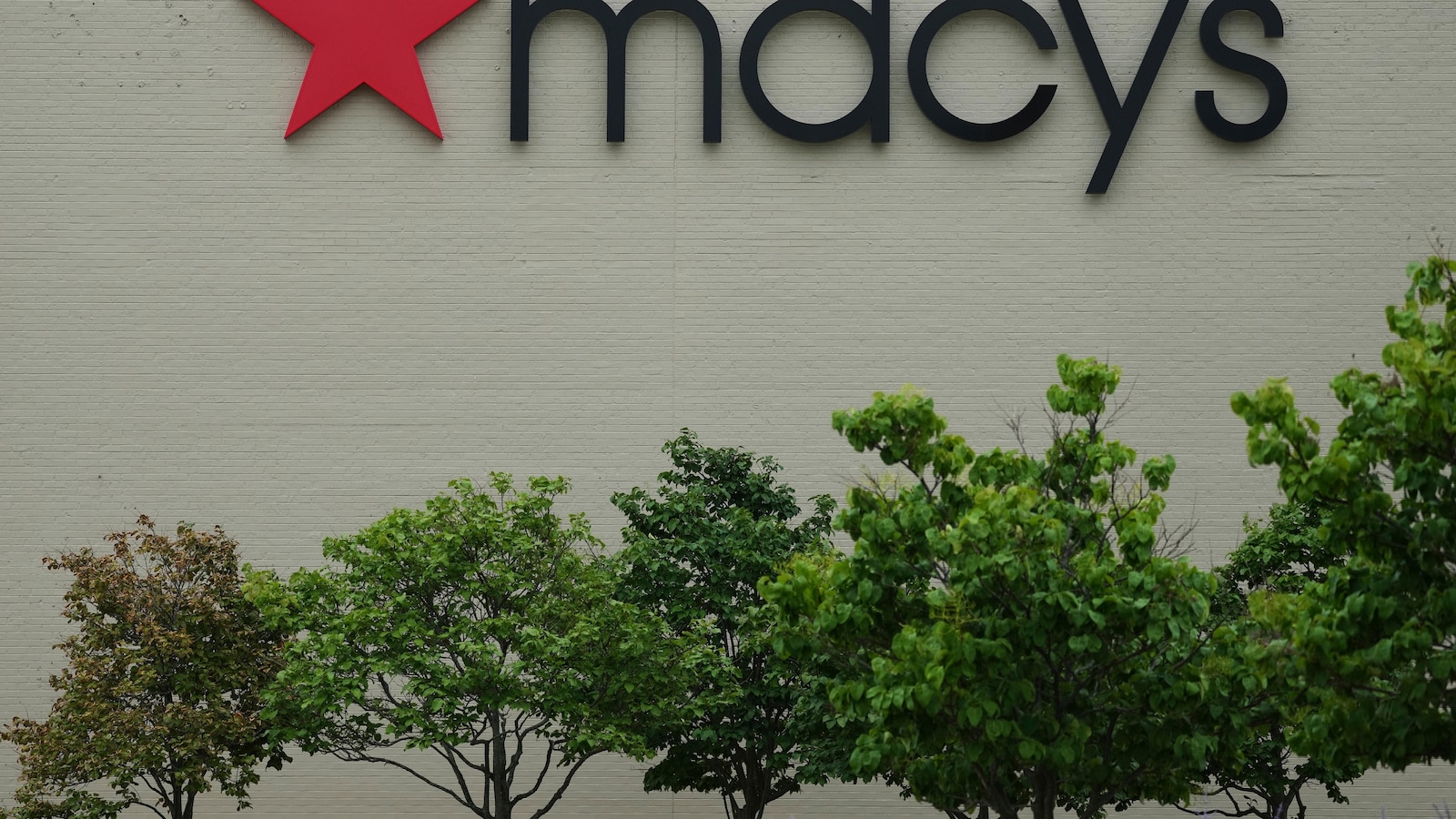 Macy's quarterly profit, sales fall but raises guidance with those declines limited