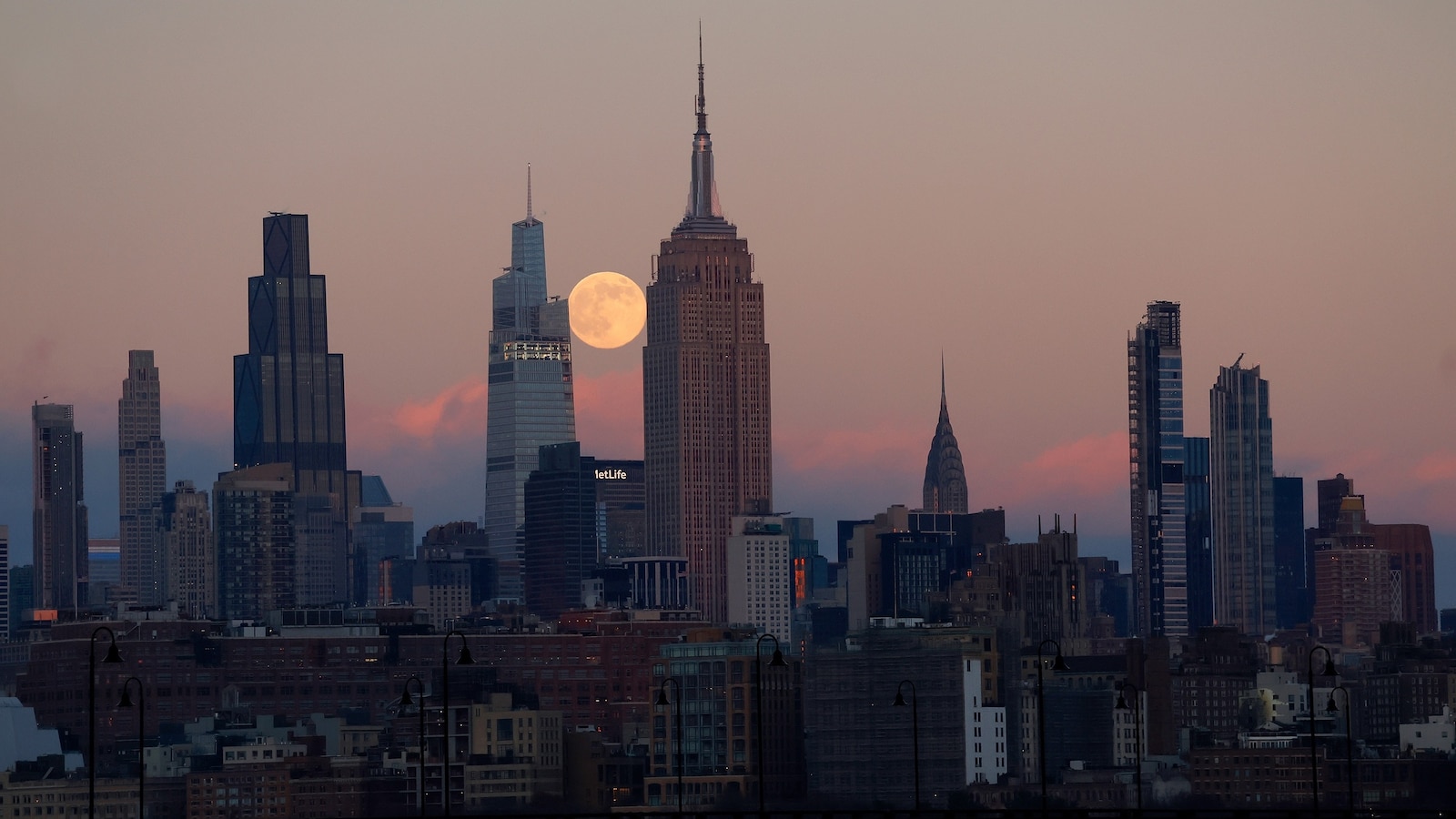 December cold moon was the last supermoon of 2025: What to know about the  celestial event - ABC News, image size:1600x900