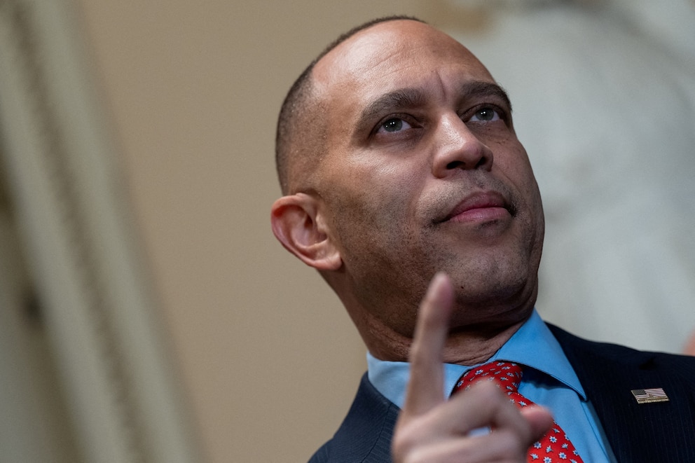PHOTO: House Minority Leader Hakeem Jeffries speaks to press as members of the House of Representatives head back to Washington on Capitol Hill, Nov. 11, 2025.