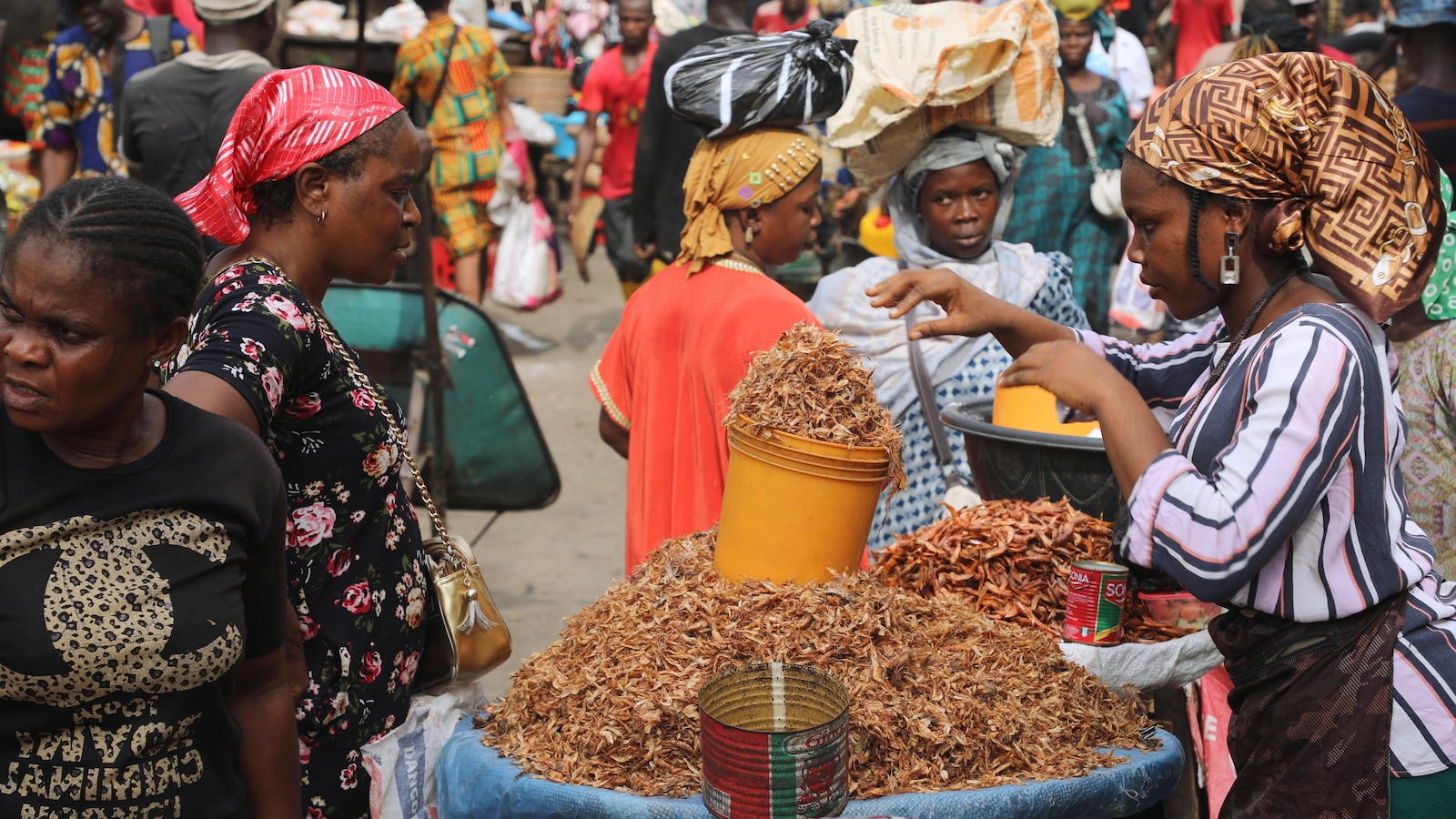 ترسل الحرب مع إيران موجات صادمة عبر أسواق الطاقة والاقتصادات الأفريقية