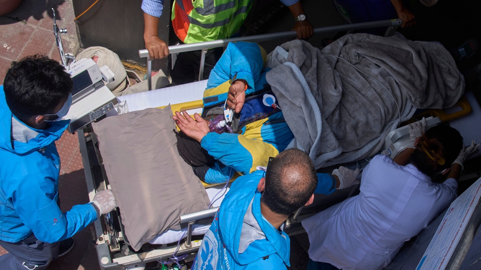 'Astonishing': Sherpa missing for 6 days on Mount Everest found alive