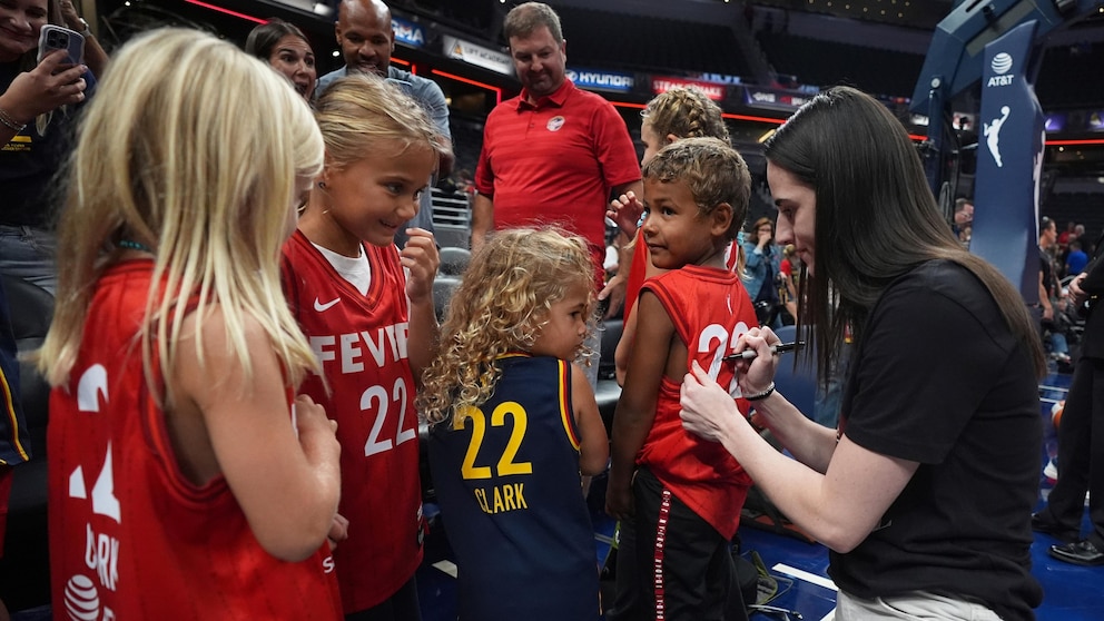 Caitlin Clark to miss the rest of the Fever's season because of a right groin  injury - ABC News