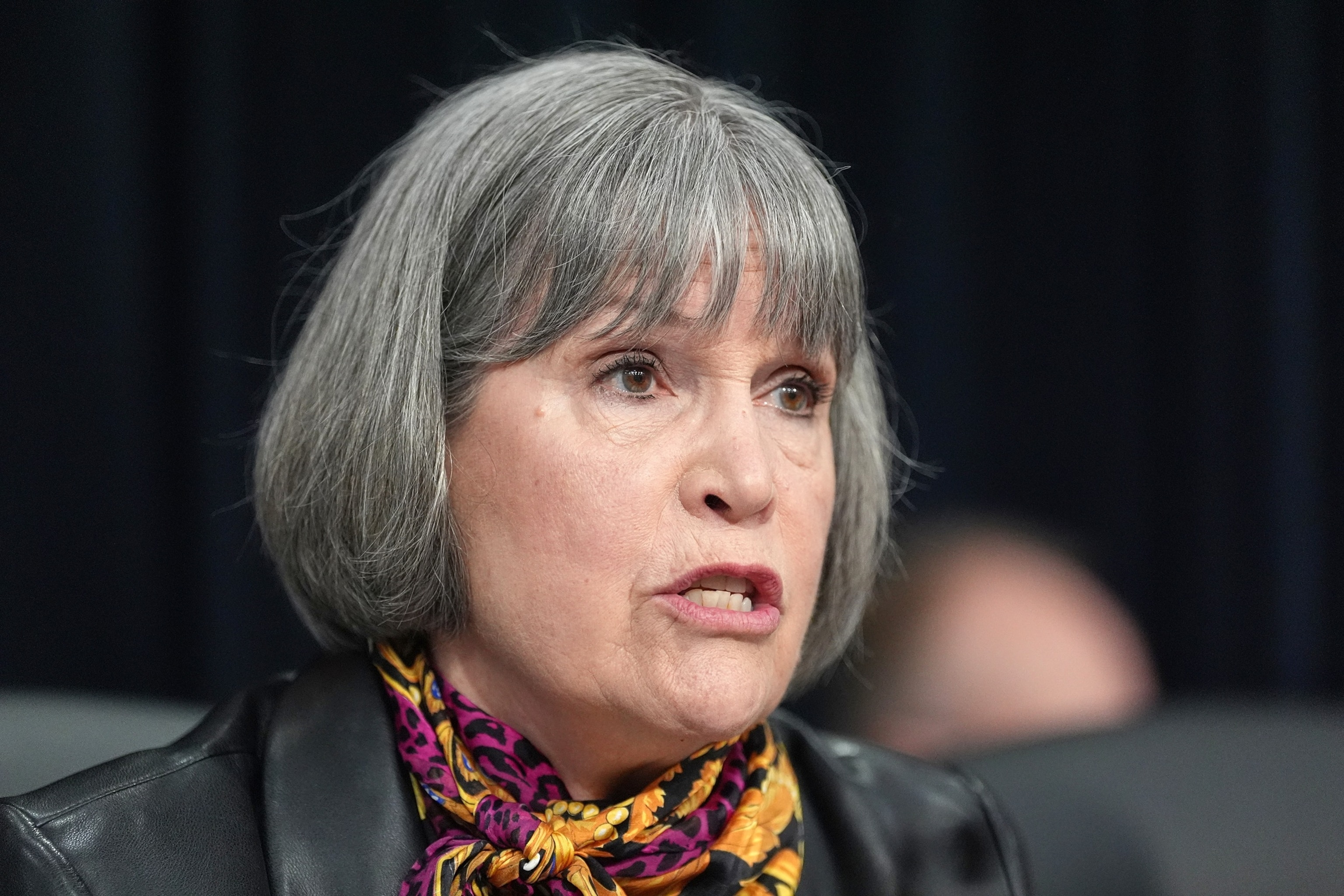 FOTO: La representante Betty McCollum habla con el secretario de Defensa, Pete Hegseth, en una audiencia presupuestaria del Subcomité de Asignaciones del Departamento de Defensa en Washington, DC, el 12 de mayo de 2026.