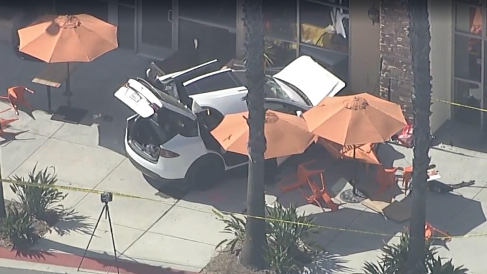  Tesla crashes into cafe in Simi Valley, killing 1 and injuring 5