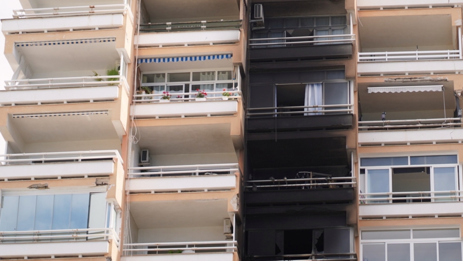 A fire on the Spanish island of Mallorca kills 2 people and injures several