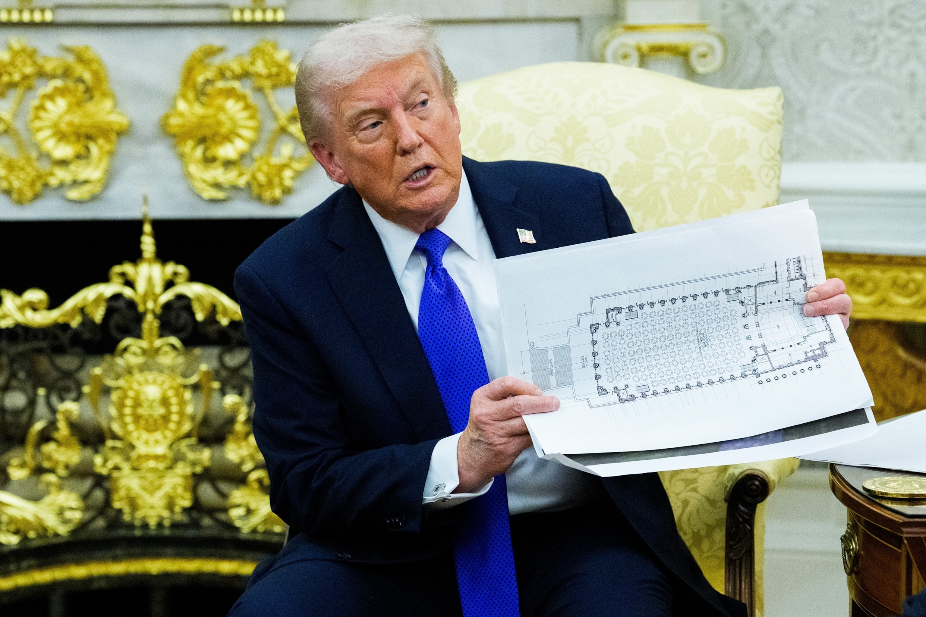 FOTO: El presidente Donald Trump sostiene un plano de la expansión planificada del Salón de Baile de la Casa Blanca en la Oficina Oval de la Casa Blanca, el 22 de octubre de 2025.