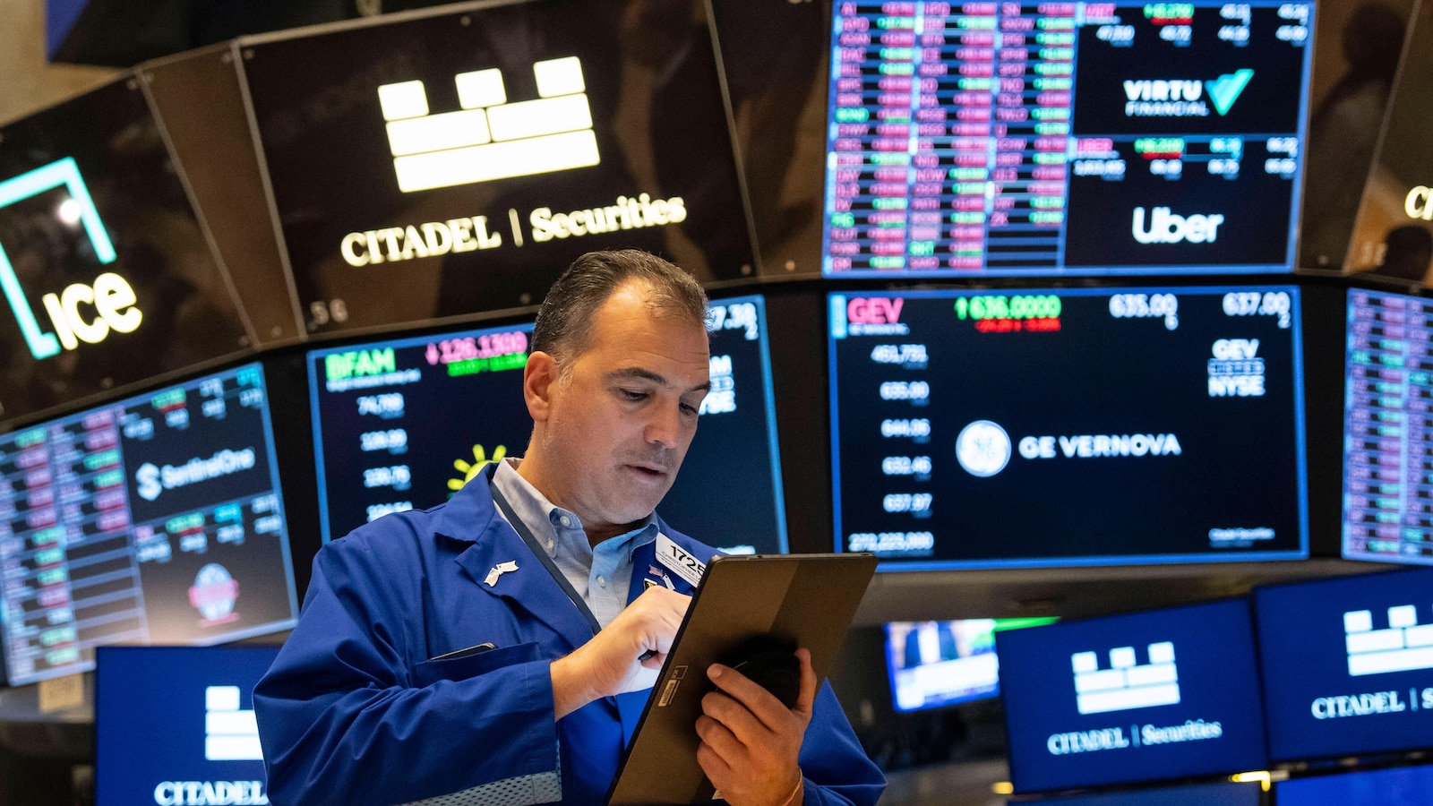US stocks slip following the latest discouraging signal on the economy US stocks slip following the latest discouraging signal on the economy