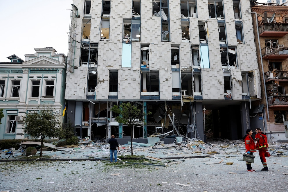 PHOTO: Aftermath of a Russian missile and drone attack in Kyiv