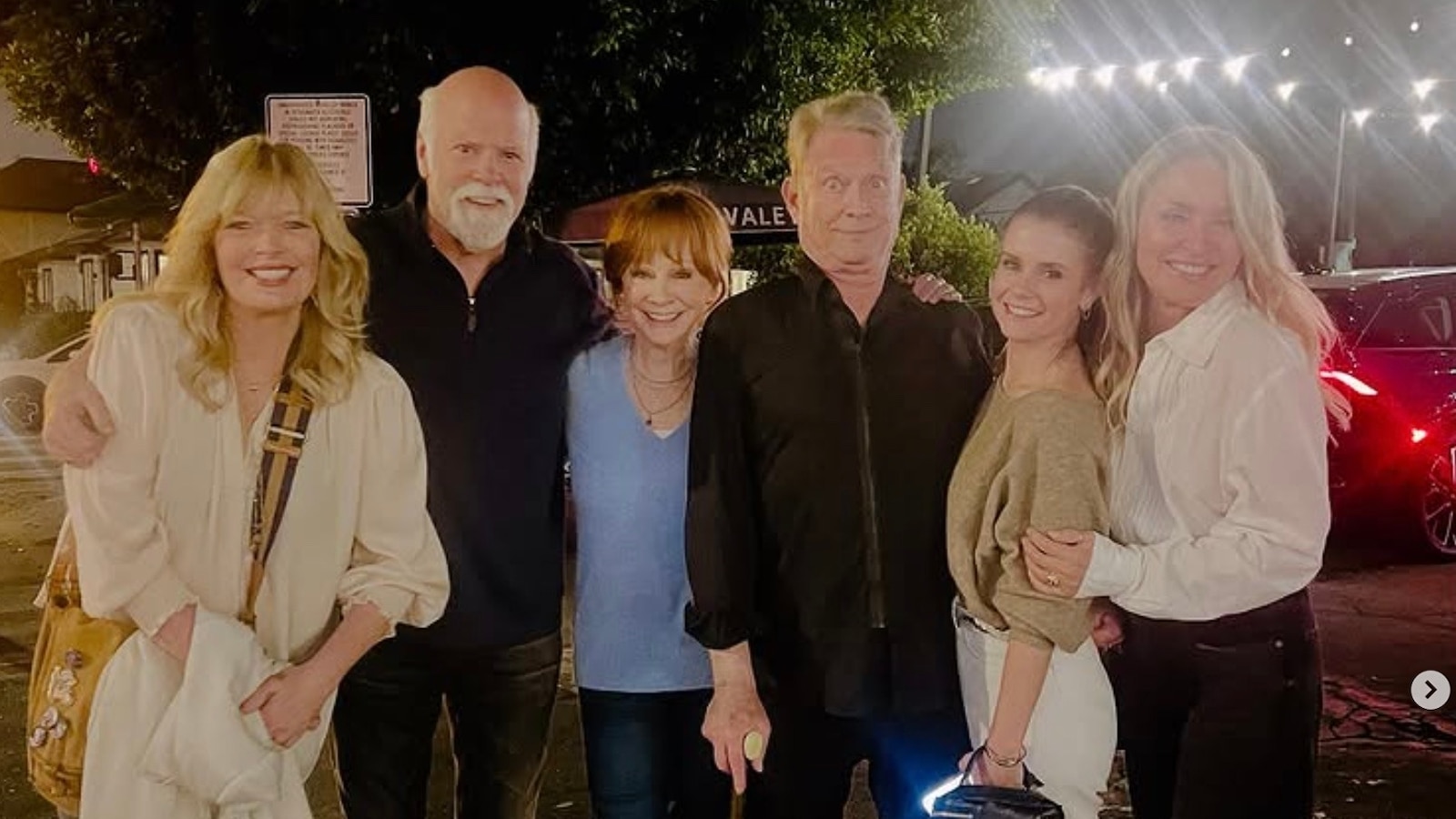 Reba' cast has sweet reunion: 'Dinner with these friends is everything' -  ABC News