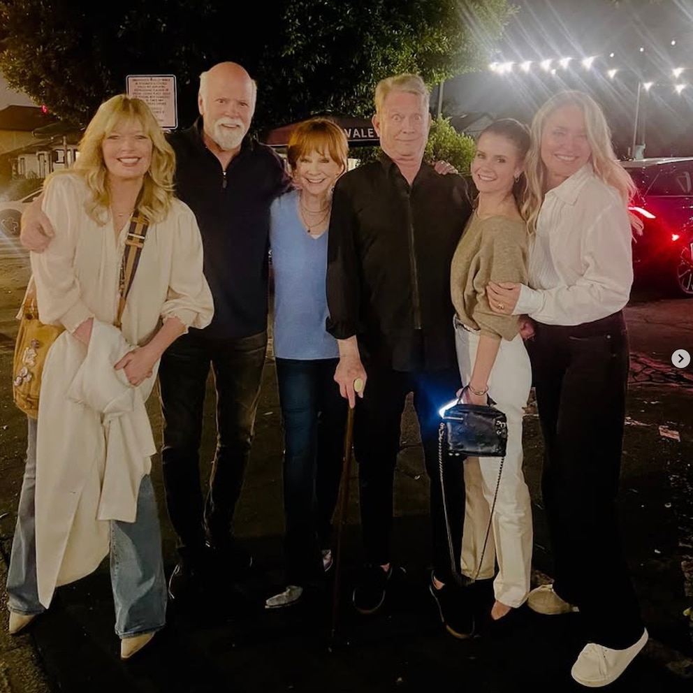 Reba' cast has sweet reunion: 'Dinner with these friends is everything' -  ABC News
