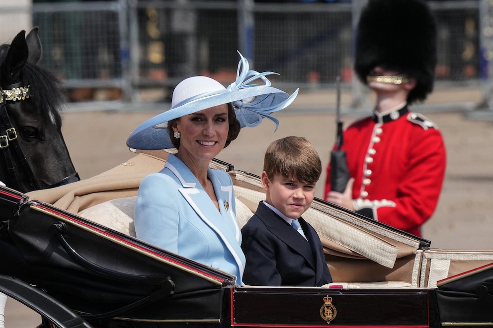 PHOTO: BRITAIN-ROYALS-TROOPING