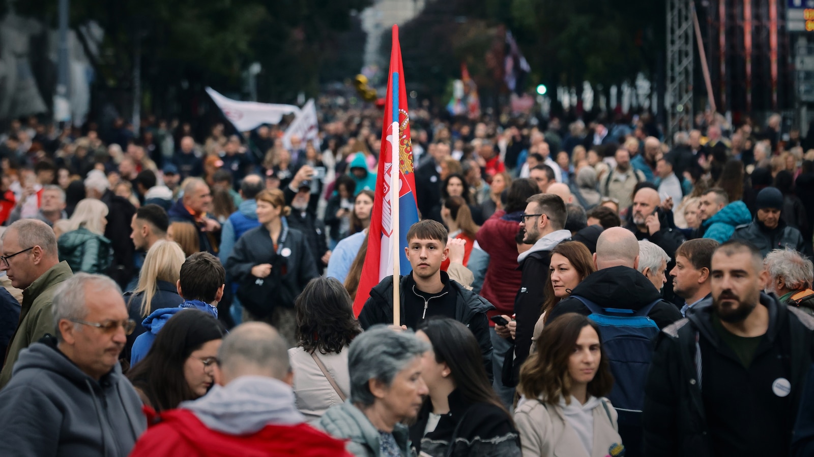 Сърбия провежда парламентарни избори, тъй като популистът Вучич се изправя пред протестиращи студенти