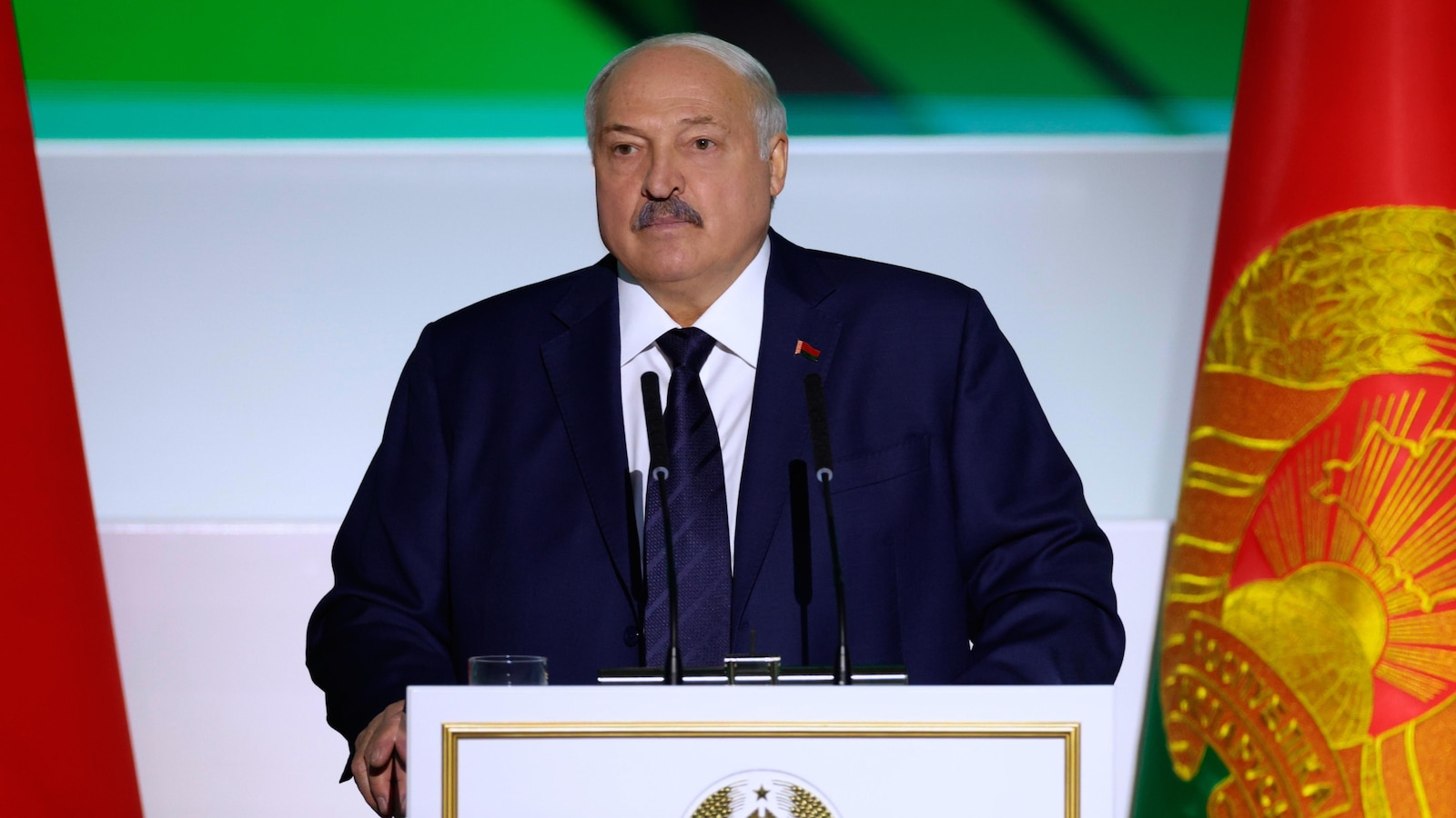 Авторитарният президент на Беларус казва че Русия е разположила в